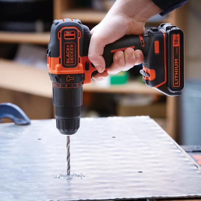 Taladro percutor atornillador a batería BDCHD18S1KA, 18Voltios (negro/naranja, batería de ion-litio 1,5Ah, incl. set de accesorios de 104 piezas)