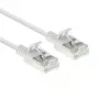 ACT Cable de conexión slimline U/FTP CAT6A LSZH blanco de 10 metros para centro de datos sin lengüeta con conectores RJ45