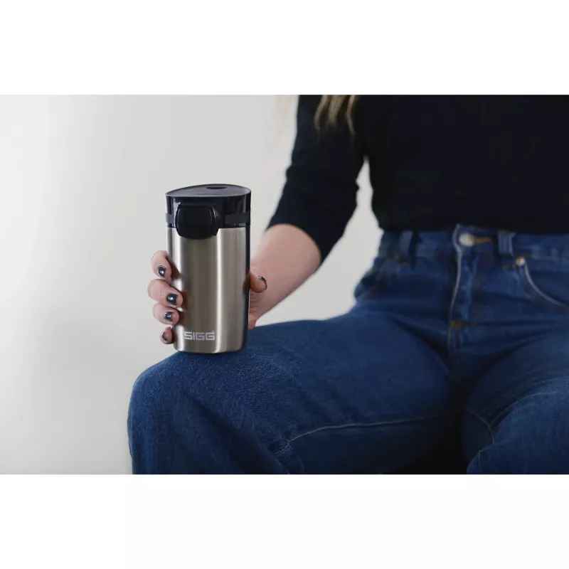 SIGG 8695.50 Botella isotérmica de vacío Hot & Cold con botón pulsador de una mano, 0,27 L, Negro obsidiana, Acero inoxidable