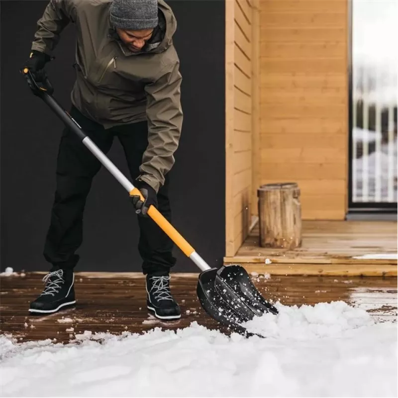 Fiskars 1057189 Pala para nieve de metal negra, naranja