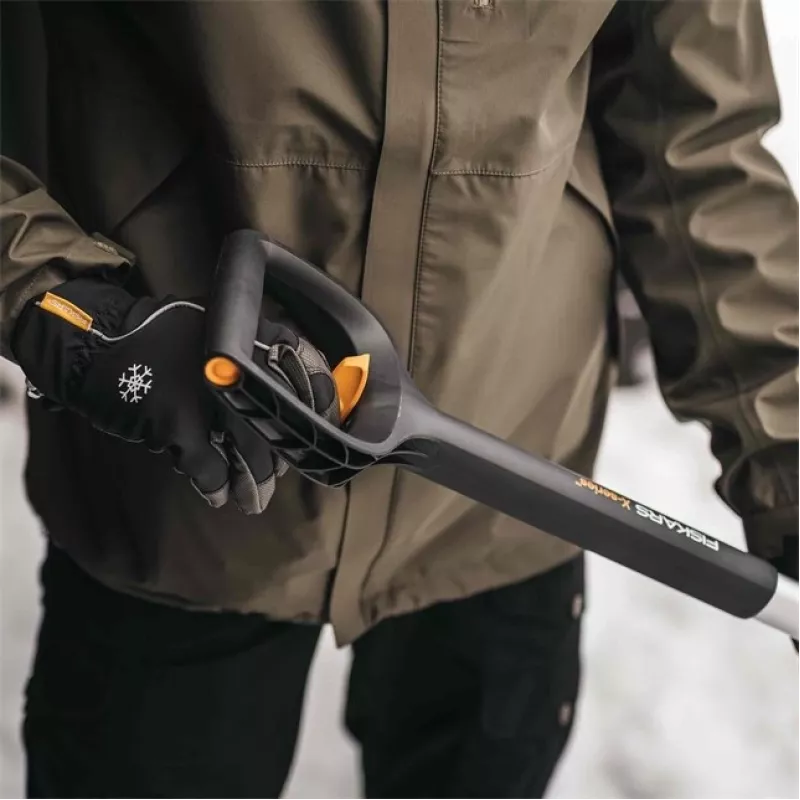 Fiskars 1057189 Pala para nieve de metal negra, naranja