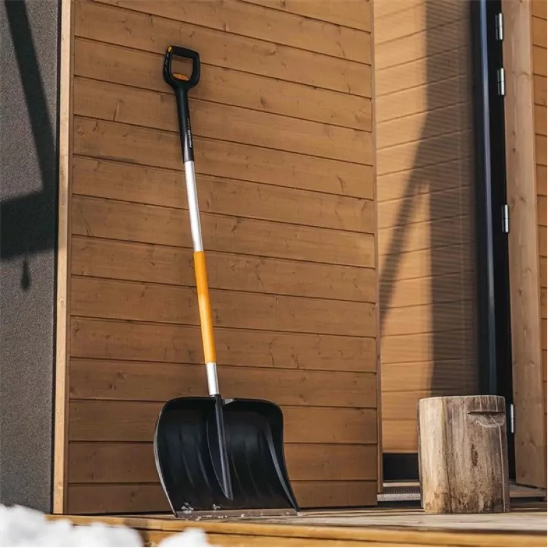 Fiskars 1057189 Pala para nieve de metal negra, naranja