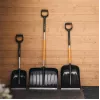 Fiskars 1057189 Pala para nieve de metal negra, naranja