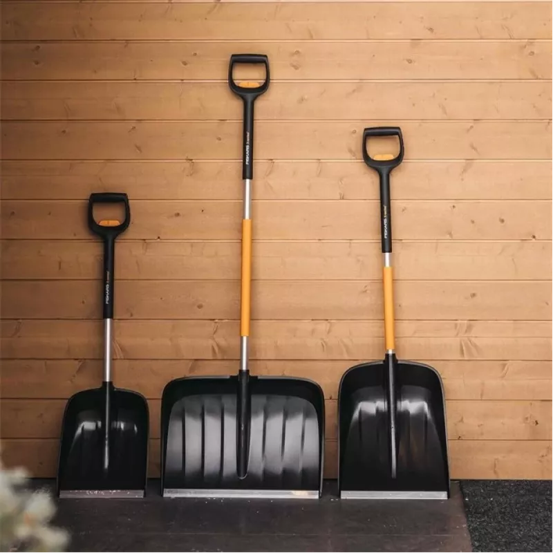 Fiskars 1057189 Pala para nieve de metal negra, naranja
