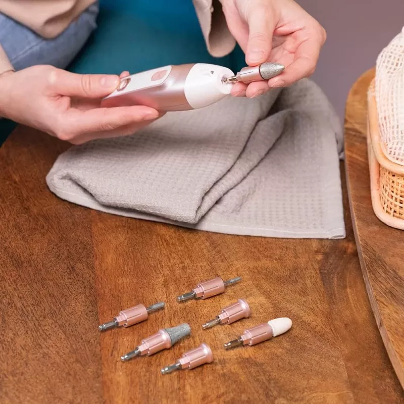 Cecotec PinkyCare 700 Perfect Nails set eléctrico de manicura y pedicura, torno de uñas, 7 accesorios, 2 velocidades, recargable, rosa/blanco
