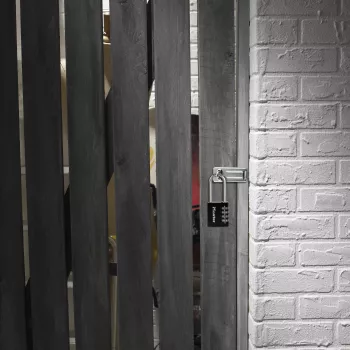 Candado de combinación Master Lock 7640EURDBLK 40mm ancho de arco, arco de acero endurecido, 4 dígitos reajustable, plata/gris