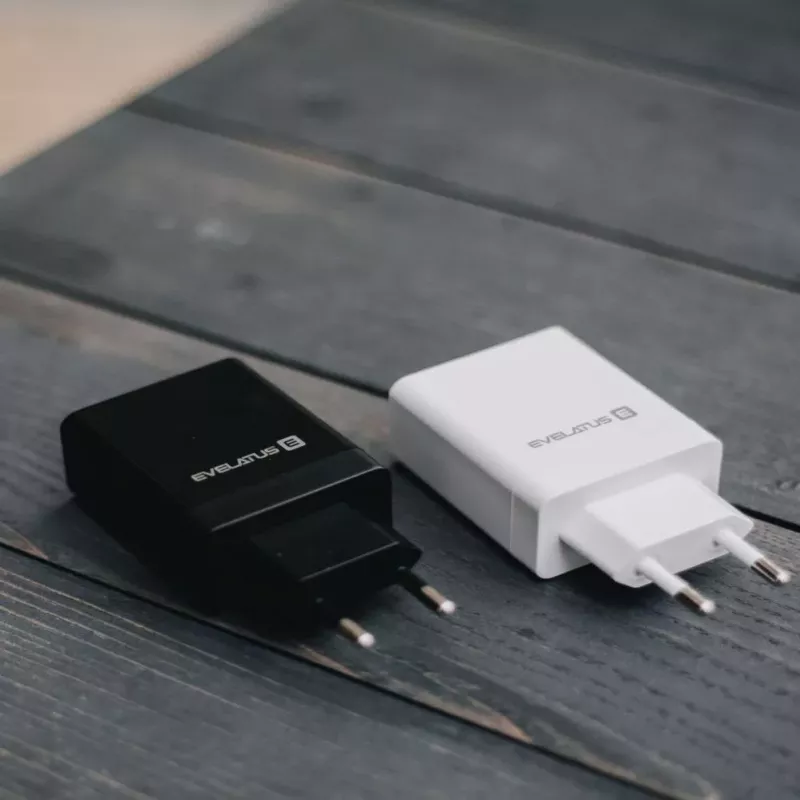 Evelatus Cargador de viaje universal ETC04 USB 2.4A + Type-C 3A 30W Power Delivery negro