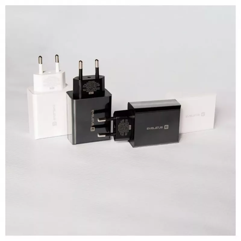 Evelatus Cargador de viaje pared EU 3 puertos 32W USB-C / USB-A2 ETC06 negro