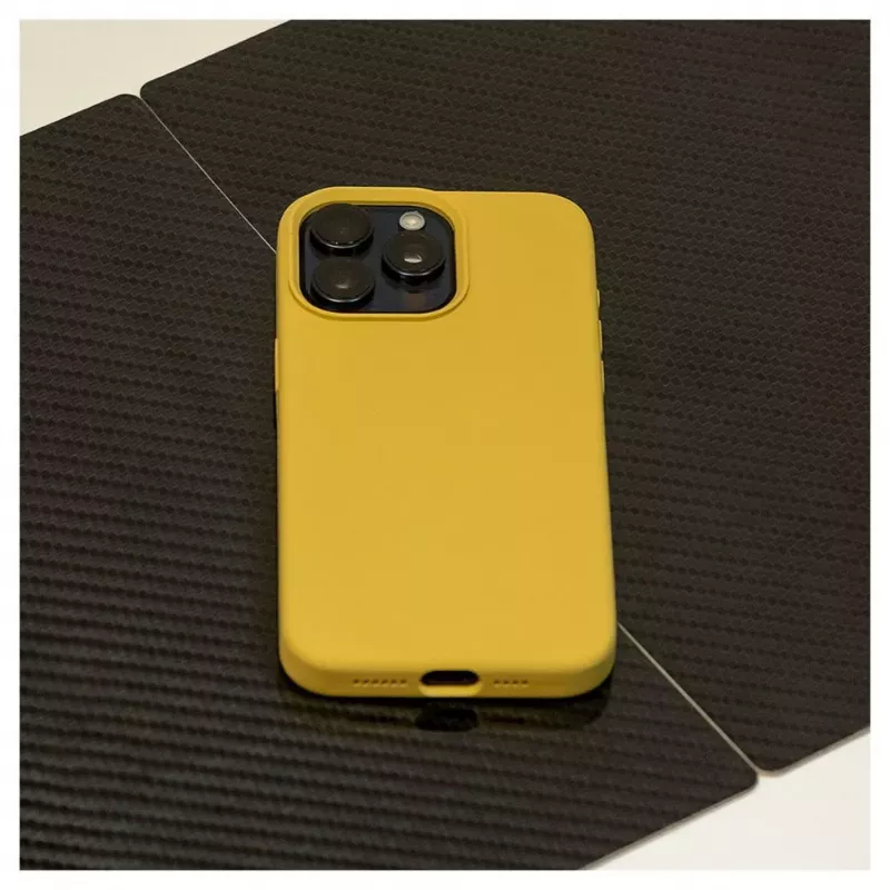 Evelatus Funda de silicona Premium Soft Touch para Apple iPhone 15 Pro dorada