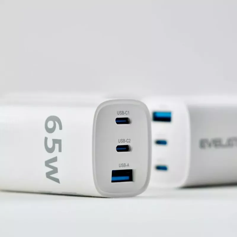 Evelatus Cargador rápido de 65W máx. UK USB-C1/USB-C1/USB-A blanco