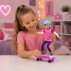 LEAN TOYS Muñeca Anlily con monopatín lila, casco y conjunto de sudadera larga
