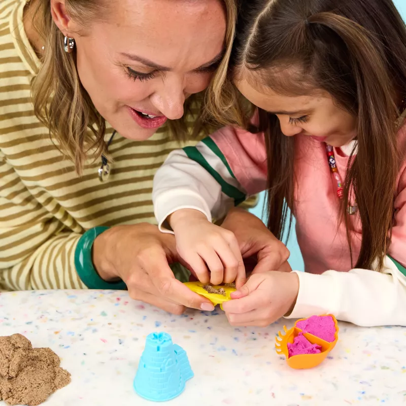 Kinetic Sand Beach Adventure Set - 907g de arena en 3 colores con moldes, herramientas y bandeja de juego