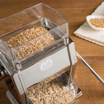 Marcato MARGA MULINO molino manual de cereales con 3 rodillos de acero, cuerpo de acero cromado, 6 niveles ajustables, pinza de mesa, tolva de 150g, Italia