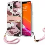 Guess GUHCP13MKCABPI funda rígida rosa Camo Strap Collection para iPhone 13 / 14 / 15 6,1