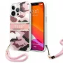 Guess funda rígida Camo Strap Collection para Apple iPhone 13 Pro / iPhone 13, rosa