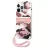 Guess funda rígida Camo Strap Collection para Apple iPhone 13 Pro / iPhone 13, rosa