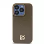 DKNY DKHMP14SPSHRPSW Funda rígida para iPhone 14/15/13, diseño de piel marrón con logo metálico, MagSafe
