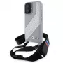 BMW BMHCP16S23PSCCG Funda rígida M Edition Carbon Stripe & Strap para iPhone 16 6,1