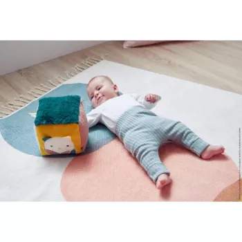 Kaloo Stimuli Cubo de actividades sensorial - Cubo de tela multicolor para bebés con sonajero, papel crujiente, espejo y mordedor