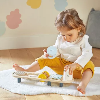 Janod Sweet Cocoon Mesa de actividades musical - Diseño gusano, 5 instrumentos, madera FSC, a partir de 12 meses