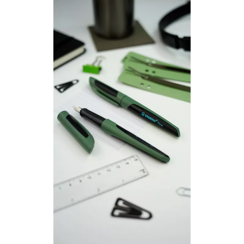 STABILO Flow Sporty pluma estilográfica plumín M negro/verde oliva
