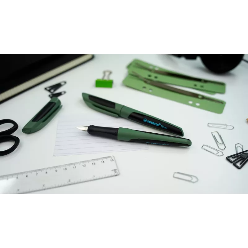 STABILO Flow Sporty pluma estilográfica plumín M negro/verde oliva