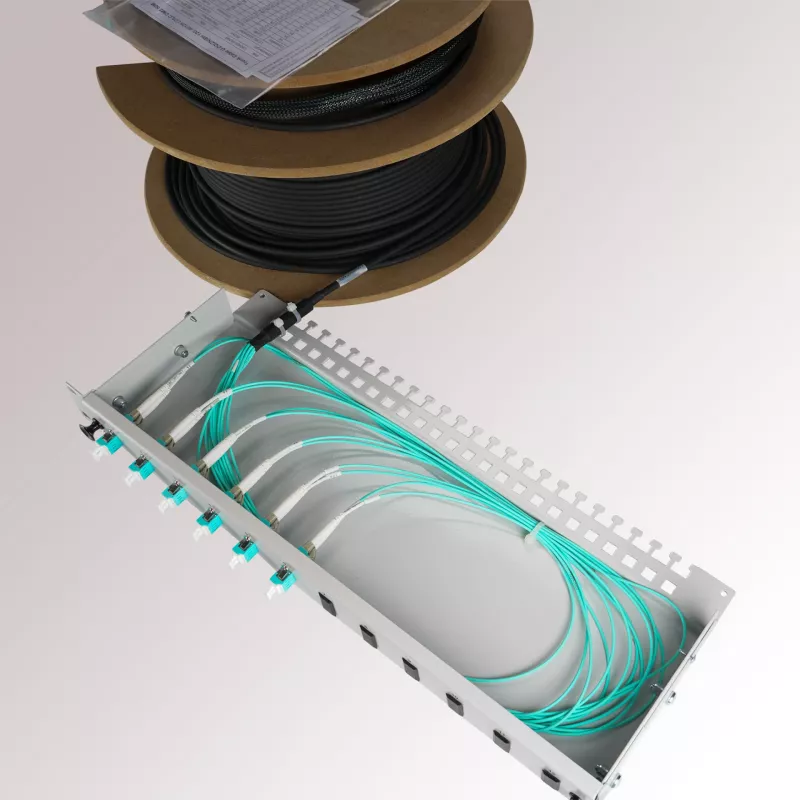 EFB Elektronik Breakout-Box parcialmente equipada con 24 acopladores LC dúplex OM3