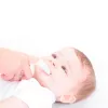 BRUSH BABY Toallitas dentales manzanilla y xilitol para limpiar encías 0-16 meses 20 uds.