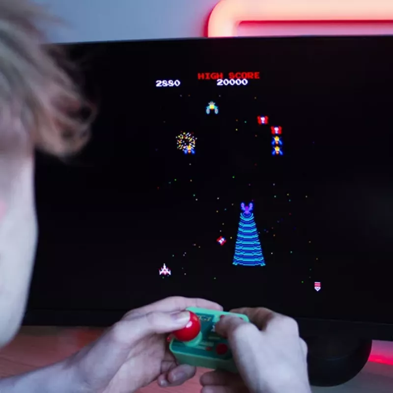FIZZ CREATIONS Retro Arcade Galaga consola inalámbrica Plug & Play con 2 mandos