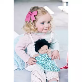 Lilliputiens Muñeca bebé en cesta con conjunto y manta Ari