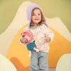 Lilliputiens muñeca Jeanne en portabebés con gorro 18m+