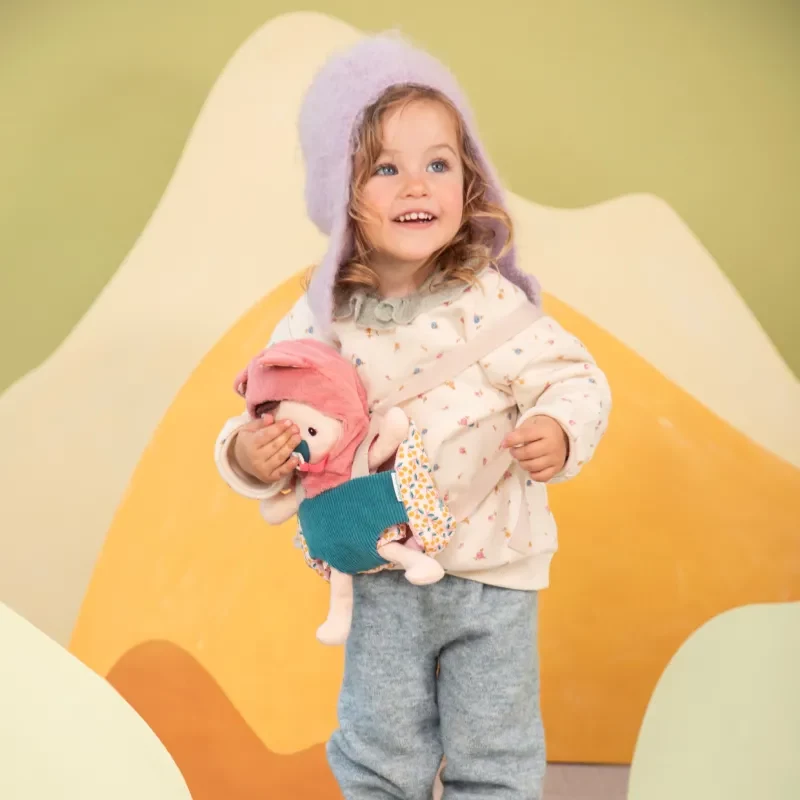 Lilliputiens muñeca Jeanne en portabebés con gorro 18m+