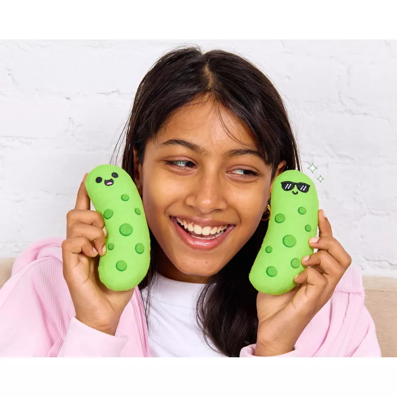 Just Play Emotional Support Pickles peluche
