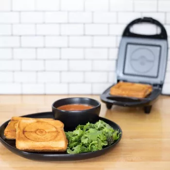 Uncanny Brands Pokemon Sandwichera Pokeball