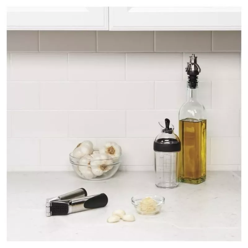 Coctelera para aliño de ensalada OXO Good Grips 236 ml negra