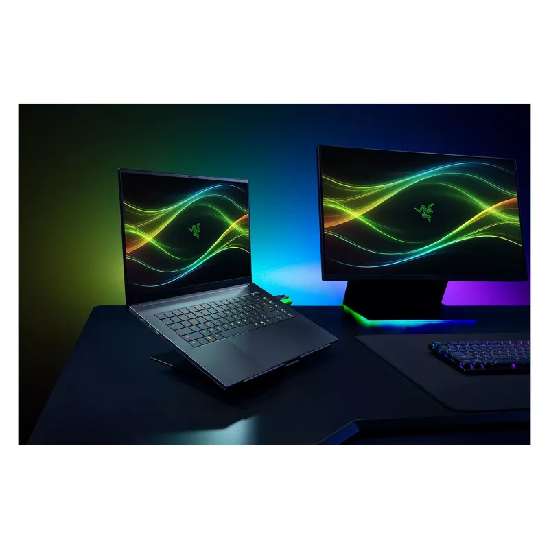 Razer Blade 16 - Pantalla OLED QHD+ 240Hz de 16 pulgadas, Intel Core Ultra 9 386H, 32GB RAM, 2TB SSD, NVIDIA GeForce RTX 5090, Windows 11