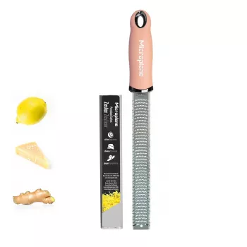 Microplane Rallador Premium Classic Malva (Mauve) – Rallador Fino, Cuchilla de Acero Inoxidable, Mango Ergonómico, Apto para Lavavajillas, Incluye Funda Protectora