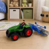 LEAN TOYS Tractor RC verde con rodillo y agricultor 1:24 teledirigido