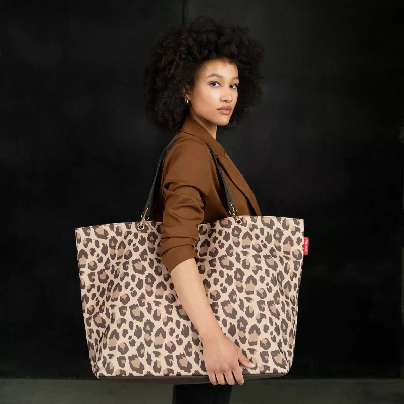 Reisenthel Shopper XL Leo Macchiato – bolsa de compra grande de PET reciclado con estampado de leopardo, 35 L