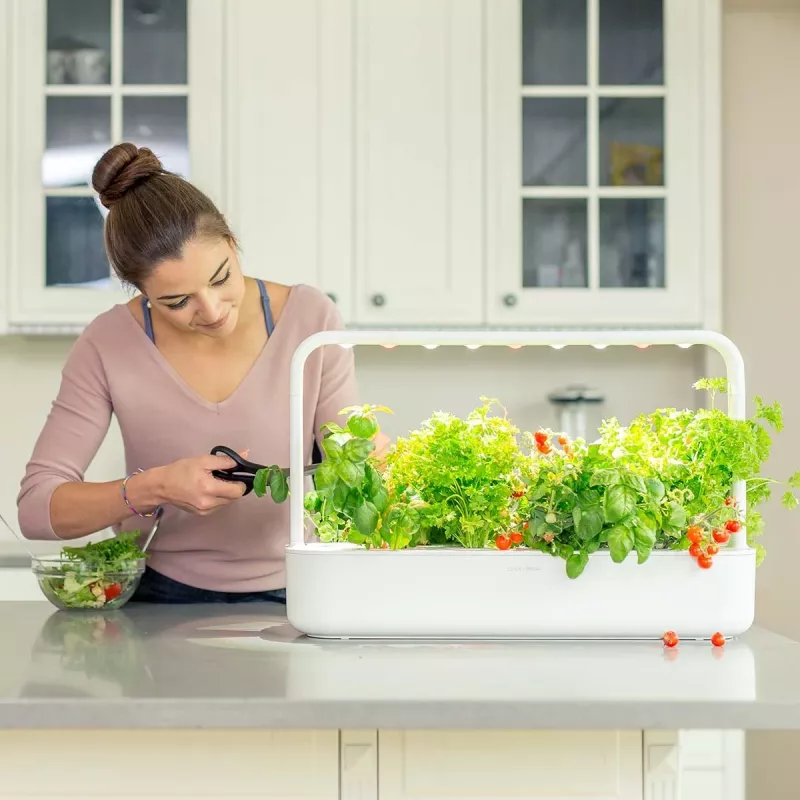 Click & Grow Smart Garden 9 huerto de interior de hierbas y verduras con lámparas de crecimiento LED, autorriego, 9 cápsulas de plantas, blanco