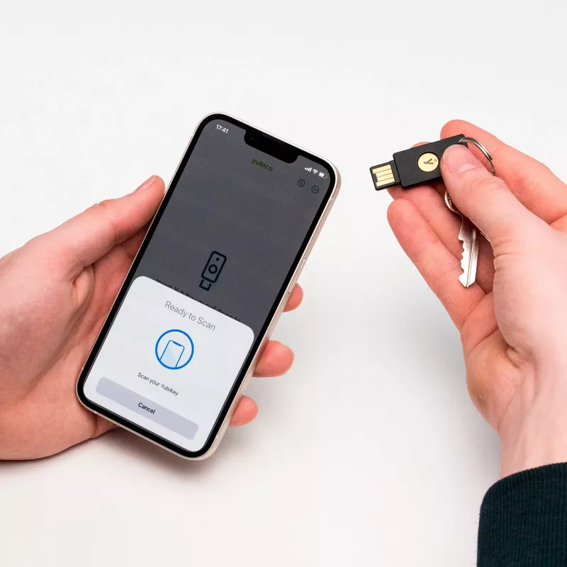 Llave de seguridad YubiKey 5 NFC pack de 2 (Negro/Oro, USB-A y NFC)