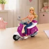 LEAN TOYS Anlily Muñeca de viaje en patinete con gafas, soporte para móvil y accesorios