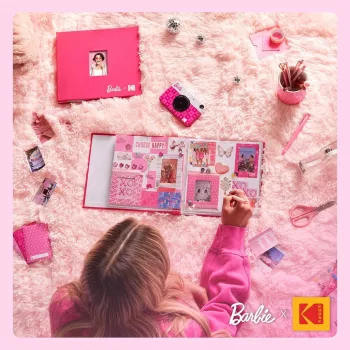 Álbum de fotos Scrapbook Kodak x Barbie 8x8 pulgadas con cubierta de tela y ventana para fotos, rosa (RODB2X3SBPK)