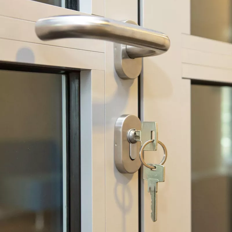 PSG Milano manilla para puerta de acero inoxidable con roseta ovalada y bocallave, satinado cepillado, reversible para puertas de interior, 63.401