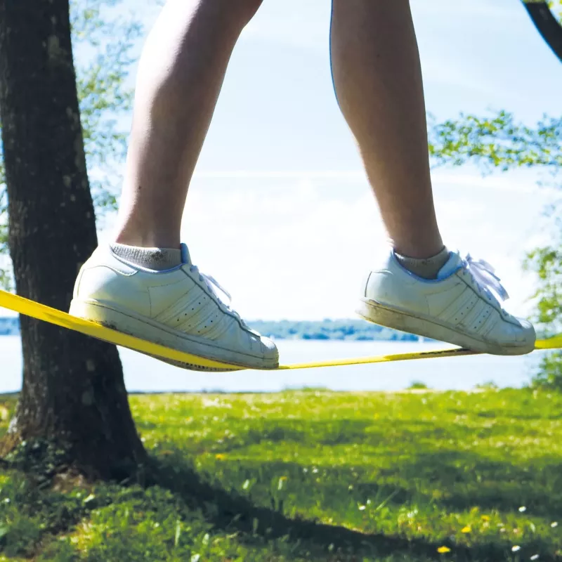SCHILDKRÖT set de slackline 15 m amarillo, 50 mm de ancho con tensor de trinquete – kit de entrenamiento de equilibrio 970701