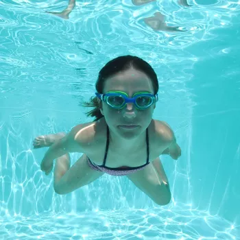 SCHILDKROT gafas de natación junior Capri, azul/verde, antivaho, lentes de policarbonato irrompibles, correa ajustable, 1 par (940055)