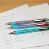 Bolígrafo Schneider Slider Rave pack de 3, tinta azul variada, mediano 1,0 mm, tecnología Viscoglide, zona de agarre de goma ergonómica, clip de metal, recargable 132597