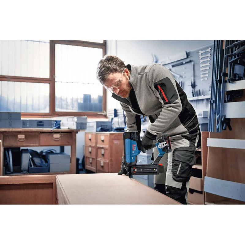Bosch Professional GNH 18V-50-2M Clavadora de batería 18V (herramienta sin batería, azul/negro)