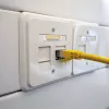IT-BUDGET Cable de parcheo premium de cobre macizo Cat.6A con cable bruto Cat.7 600 MHz libre de halógenos PoE+ 10Gbit amarillo 0,25 m 90ITB6A7PK025Y