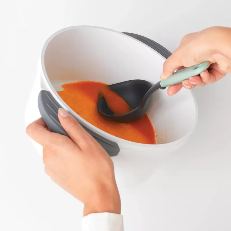 Cucharón de sopa Brabantia Tasty+ con raspador integrado, verde jade